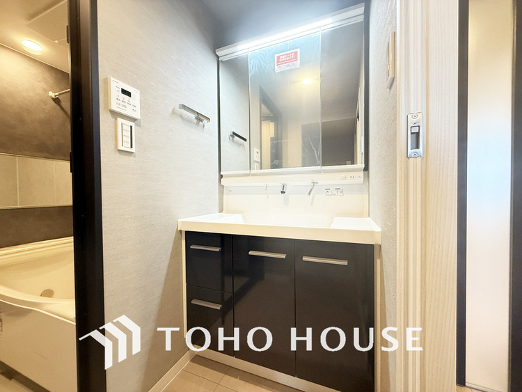 洗面 落ち着いた色合いの洗面台。身だしなみを整えやすく収納量も良好です