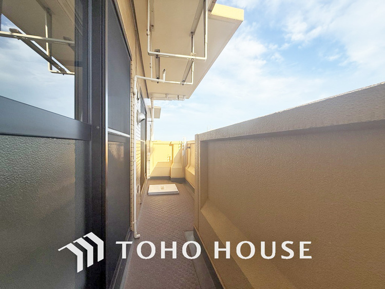 バルコニー 日当たりの良いバルコニーで晴れの日の洗濯物も楽しみになりますね