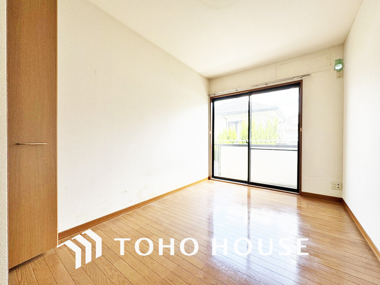 内装 採光もある洋室は、くつろぎのひと時を過ごすのにぴったり