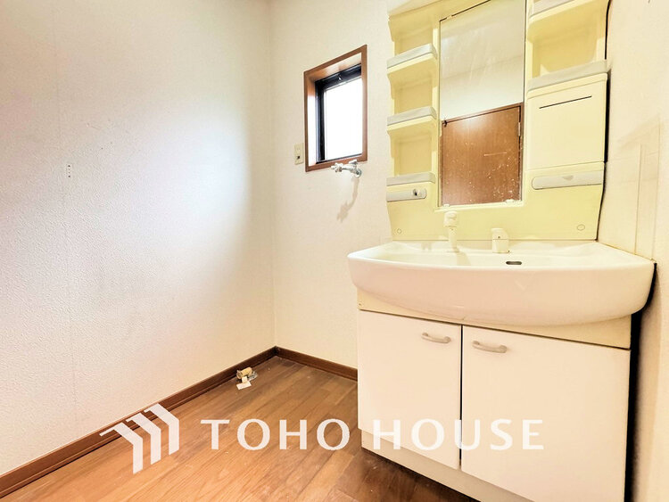 洗面 落ち着きのある色合いでまとめられた洗面室