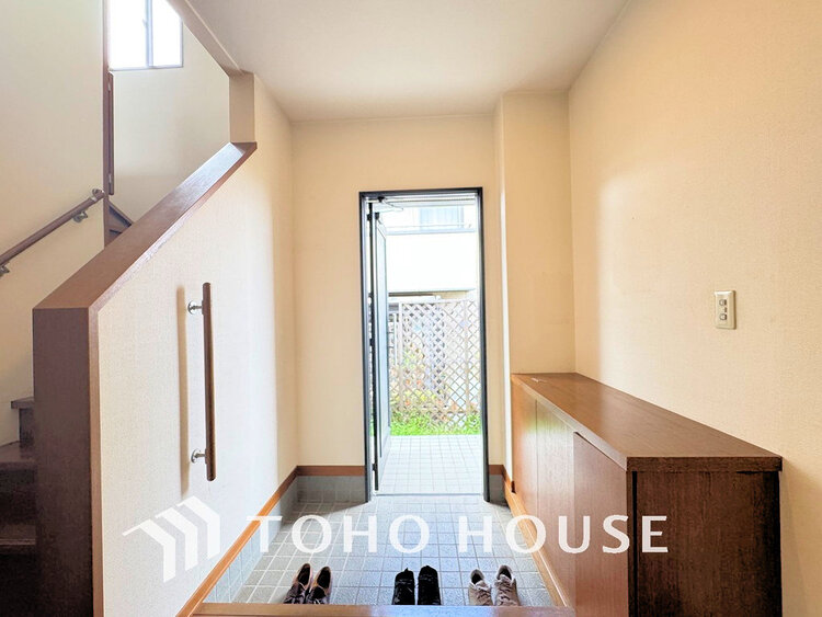 玄関 飾リ過ぎないシンプルな内装と偏り過ぎないデザインの玄関