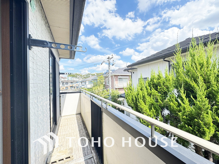 バルコニー 日当たりの良いバルコニーで晴れの日の洗濯物も楽しみになりますね