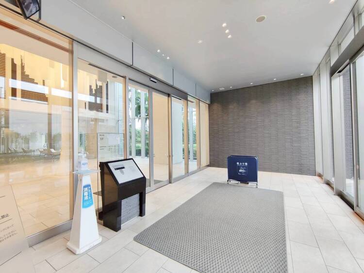 エントランス 綺麗に整備されており、行き届いた管理体制をうかがわせます。