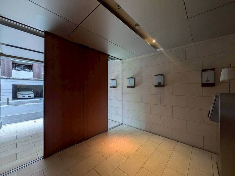 エントランス 綺麗に整備されており、行き届いた管理体制をうかがわせます。