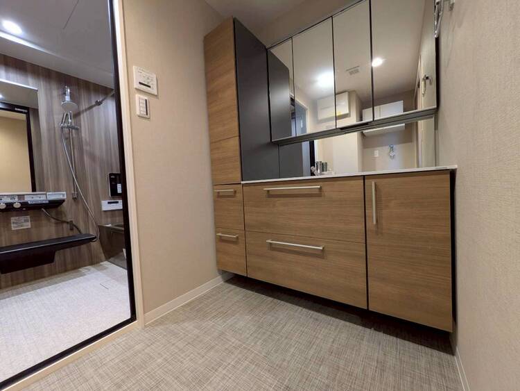 その他 清潔感を感じられる洗面化粧台。