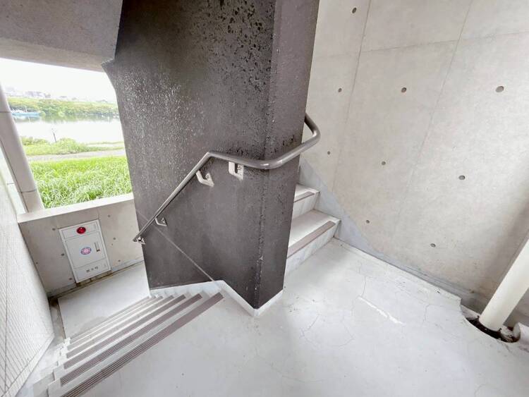 設備 共用部の階段です。明るく清潔に管理されています。