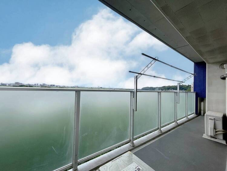 バルコニー 朝の澄んだ空気や、夕方に吹く清々しい風を感じられるバルコニー。