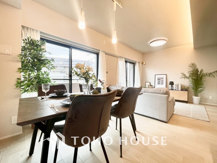 内装 【LIVING】◆眩い◆光が燦々と入り、家族の笑顔を照らす。「いつまでも続いて」と願う夢のような毎日がここにある。