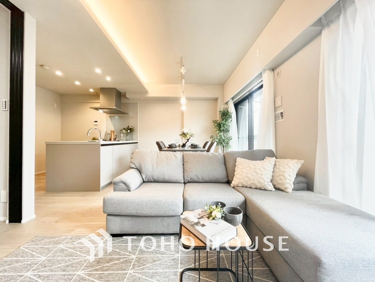 内装 【LIVING】◆陽光◆が差し込む。この開放的なLDKに家族の笑顔が集う。家族が一緒に過ごす空間は明るく、そして居心地よく。