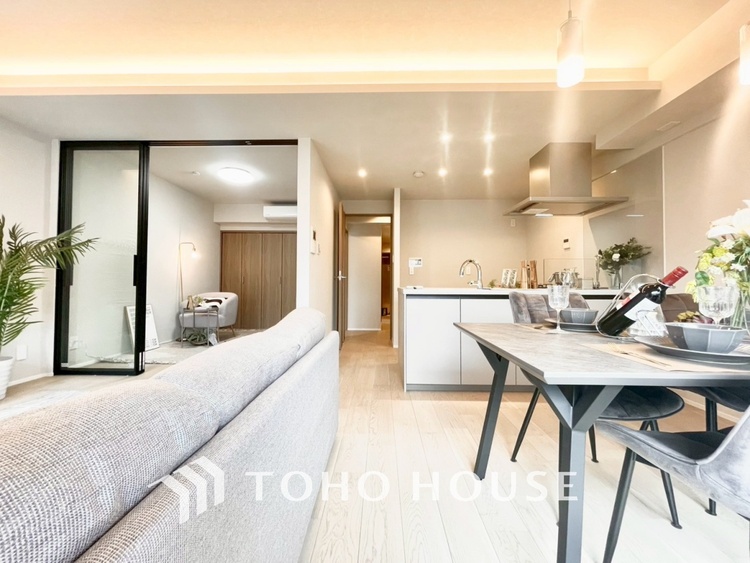 内装 【LIVING】◆扉を◆開くとこの景色。家族の”おかえり”の声が聞こえてきそう。