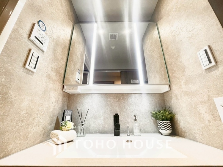 洗面 【WASHROOM】◆快適◆煌びやかな暮らしの中にも忘れたくない快適さ。大きな収納が助けてくれます。