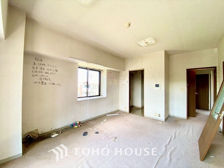 内装 現在改装中◆陽光◆が差し込む。この開放的なLDKに家族の笑顔が集う。家族が一緒に過ごす空間は明るく、そして居心地よく。