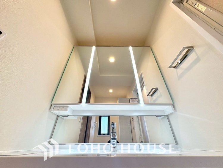 洗面 ◆快適◆煌びやかな暮らしの中にも忘れたくない快適さ。大きな収納が助けてくれます。