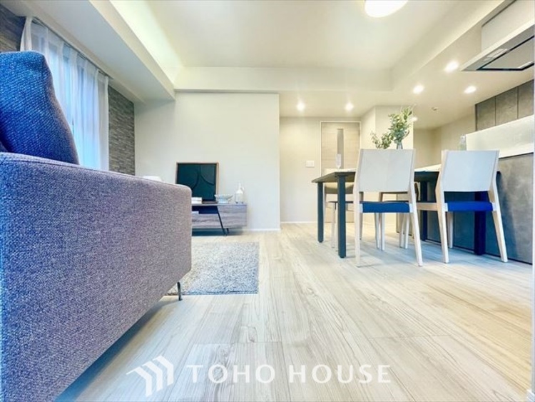 内装 【LIVING】◆扉を◆開くとこの景色。家族の”おかえり”の声が聞こえてきそう。