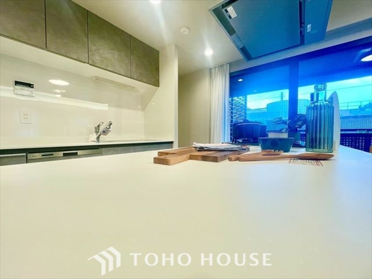 キッチン 【KITCHEN】◆ワクワク◆開放的で機能性も高いシステムキッチン。お子様は毎日のご飯にワクワク！