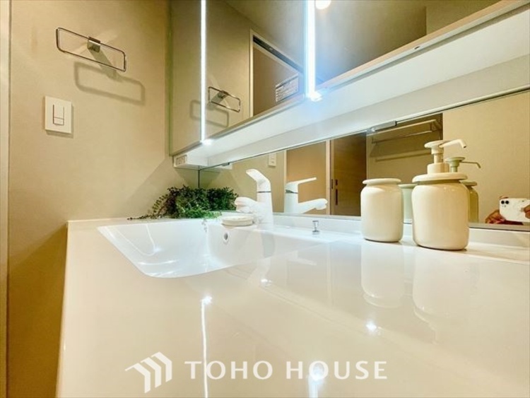 洗面 【WASHROOM】◆快適◆煌びやかな暮らしの中にも忘れたくない快適さ。大きな収納が助けてくれます。