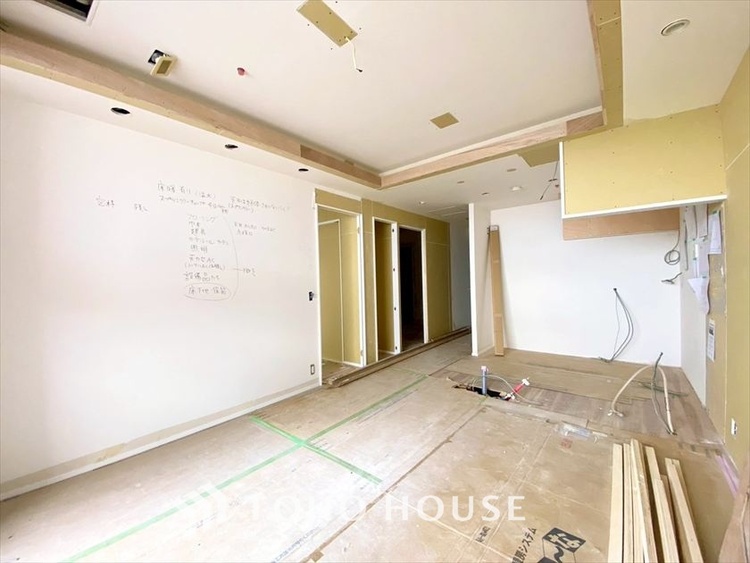 内装 現在改装中◆陽光◆が差し込む。この開放的なLDKに家族の笑顔が集う。家族が一緒に過ごす空間は明るく、そして居心地よく。