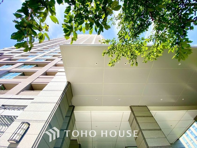 エントランス 【ENTRANCE】◆家族◆家で家族と過ごす時間は限られている。帰りを待つ家族の元へと急ぐときの弾む思い。そんな思いを引き立てる邸宅。