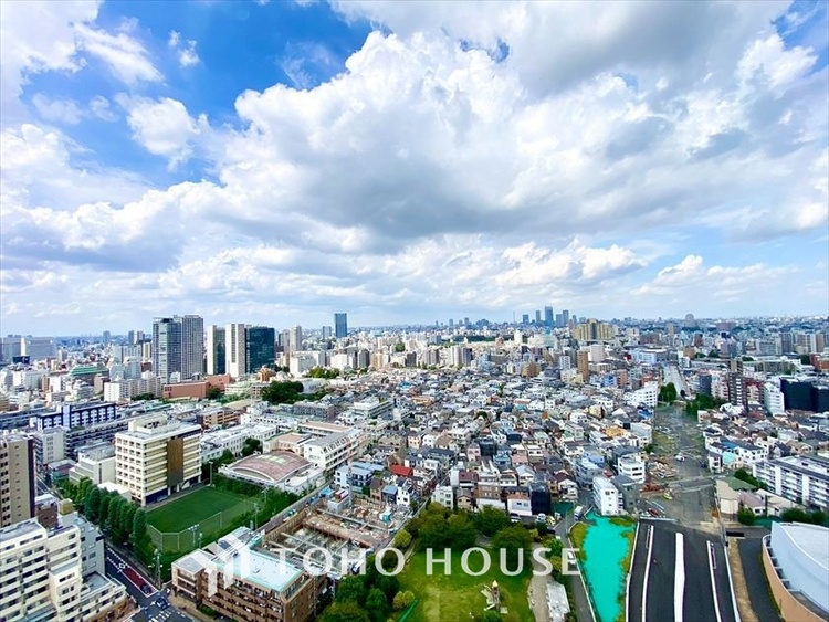 その他 【BALCONY】◆BLUE SKY◆自然の心地よさに包まれる。大開口の外に広がるのは爽やかな青空。