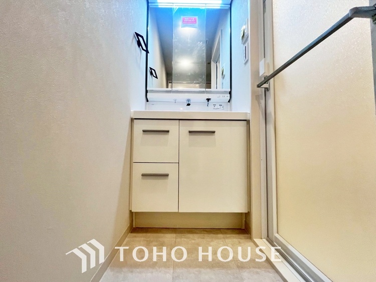 洗面 【WASHROOM】◆快適◆煌びやかな暮らしの中にも忘れたくない快適さ。大きな収納が助けてくれます。