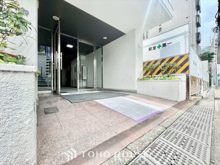 エントランス 【ENTRANCE】◆家族◆家で家族と過ごす時間は限られている。帰りを待つ家族の元へと急ぐときの弾む思い。そんな思いを引き立てる邸宅。