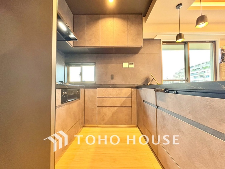 キッチン 【KITCHEN】◆ワクワク◆開放的で機能性も高いシステムキッチン。お子様は毎日のご飯にワクワク！