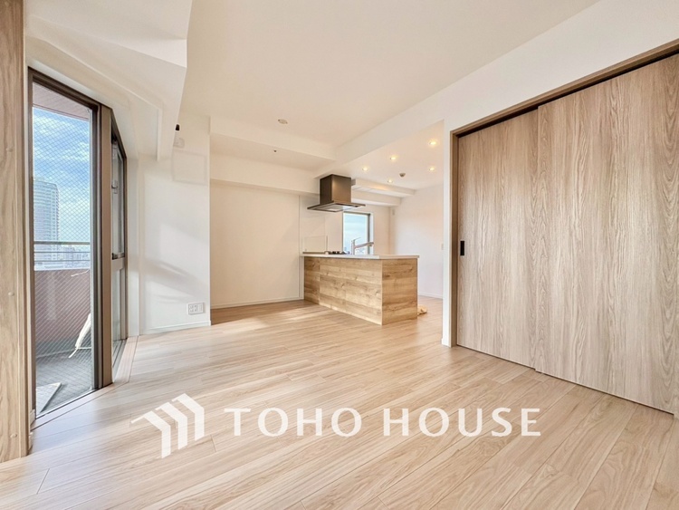 内装 【LIVING】◆眩い◆光が燦々と入り、家族の笑顔を照らす。「いつまでも続いて」と願う夢のような毎日がここにある。