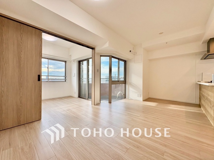 内装 【LIVING】◆扉を◆開くとこの景色。家族の”おかえり”の声が聞こえてきそう。