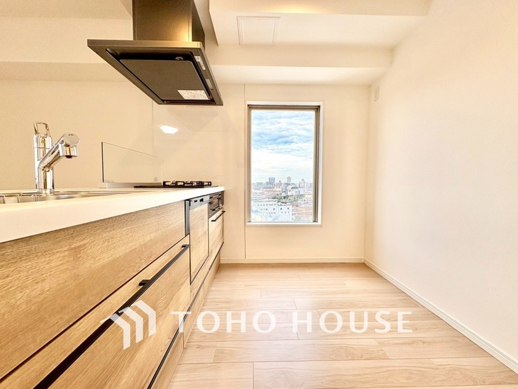 キッチン 【KITCHEN】◆ワクワク◆開放的で機能性も高いシステムキッチン。お子様は毎日のご飯にワクワク！