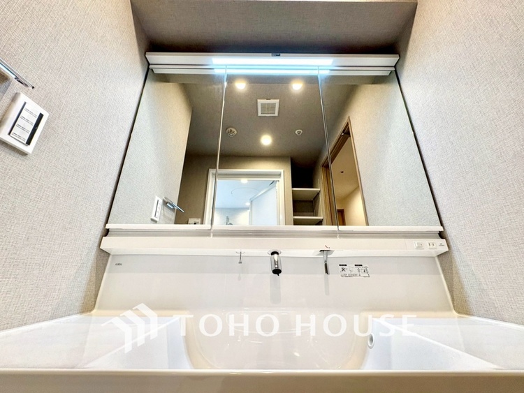 洗面 【WASHROOM】◆快適◆煌びやかな暮らしの中にも忘れたくない快適さ。大きな収納が助けてくれます。