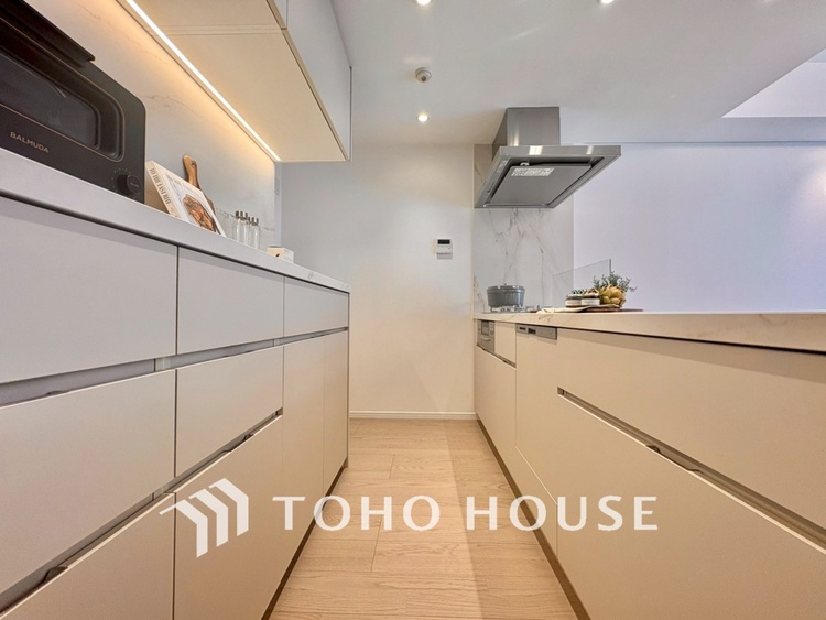 キッチン 【KITCHEN】◆ワクワク◆開放的で機能性も高いシステムキッチン。お子様は毎日のご飯にワクワク！