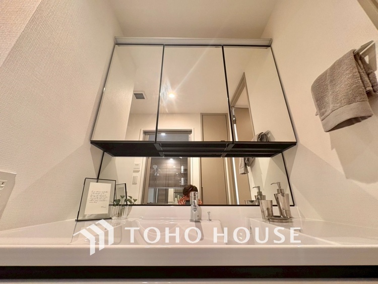 洗面 【WASHROOM】◆快適◆煌びやかな暮らしの中にも忘れたくない快適さ。大きな収納が助けてくれます。