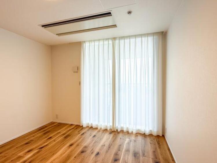 内装 一日の疲れを取る主寝室は大型のベッドも配置が可能です。窓から注がれる光で家族とのコミュニケーションも明るくなりそうです。