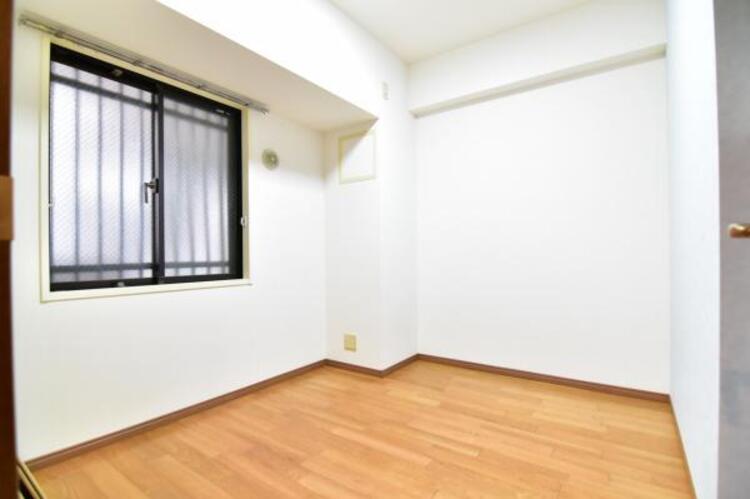 内装 お子様が勉強など出来る自分のお部屋のご用意もございます。二段ベッドや大型のタンスなどの配置も可能です。 