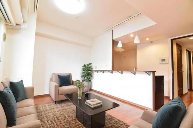 居間 リビング（配置してある家具はCGによるイメージです。）落ち着きのあるリビングです。お友達が遊びに来た時にも使えますし、ちょっと疲れた時にお昼寝できるのも嬉しいですね。