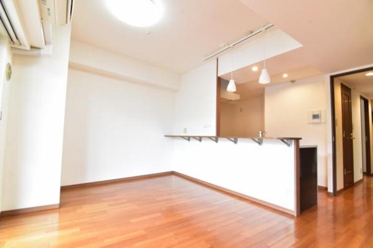 居間 光と風があふれる開放的なリビングダイニングには自然と家族みんなが集まってきます。明るく穏やかな空気の中で幸せを感じさせてくれる場所です。