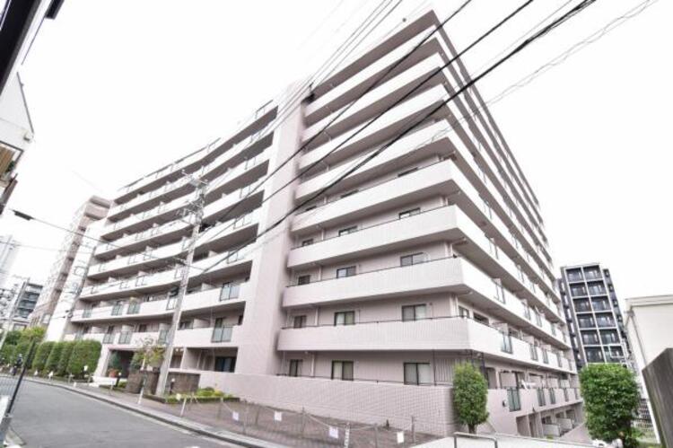 外観 街に溶けこみ美しい景観を生み出すこの邸宅は、採光や風通しまで考え抜いて造り上げました。 