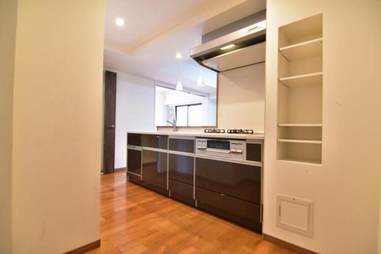 キッチン お気に入りのこの場所。いつもと変わらない週末のひととき。なんでもない朝の会話さえもとっておきの時間になります。 