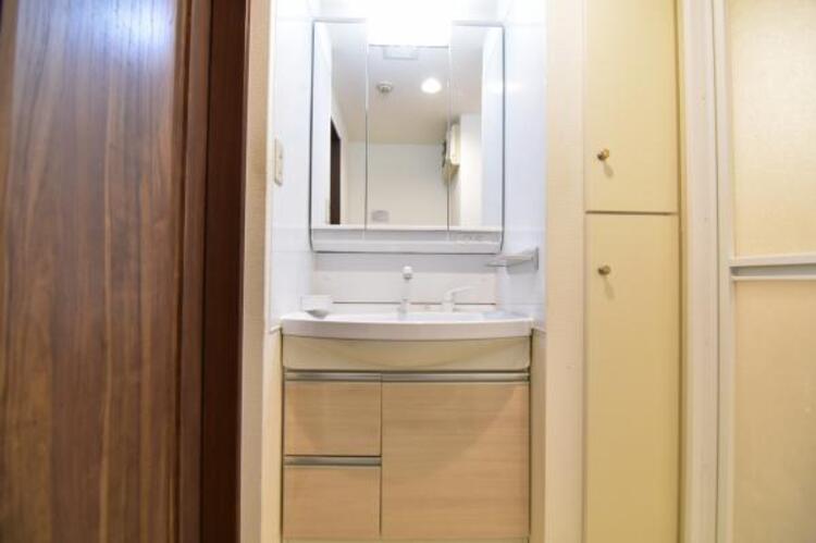 洗面 三面鏡の裏は機能的な収納を配置。コンセントも付いているため電動シェーバーや電動歯ブラシも収納できます。 