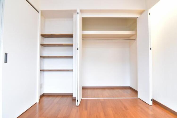 収納 クローゼットには棚やハンガーパイプが備えられているので、大切なお洋服にしわを付けずにそのまましまうことが出来ます。