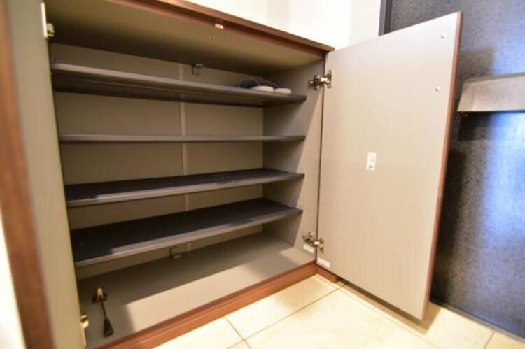 収納 シューズボックスにはご家族みんなの靴をたっぷりの収納できます。 