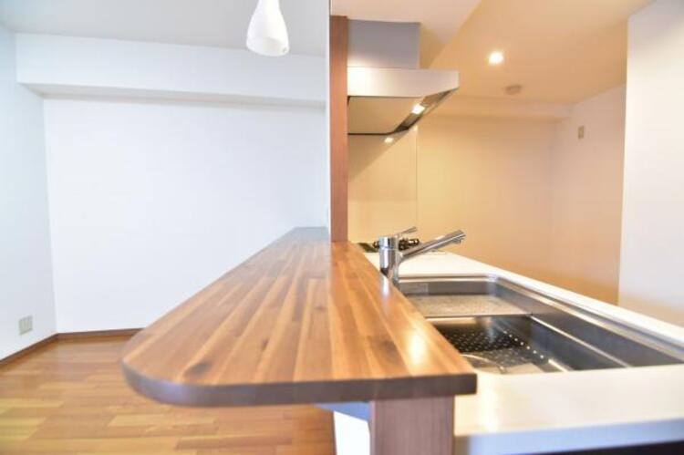 設備 対面カウンターキッチン　キッチンは、ご家族との会話が楽しめる対面カウンタータイプを採用。リビングで遊ぶお子様の様子をうかがいながらお料理もできます。