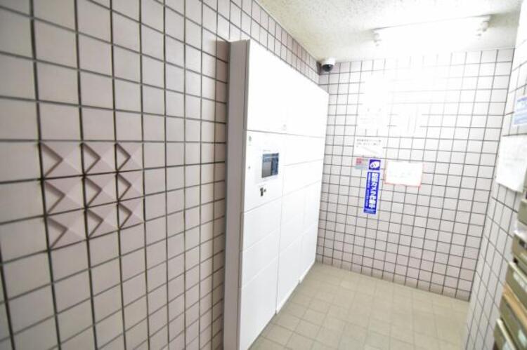 設備 宅配ボックス　ネットショッピングの隆盛により、ますます利用者が増える宅配便。不在時でも荷物を受け取れる宅配ボックスは共働きをはじめ、様々なご家庭に便利です。