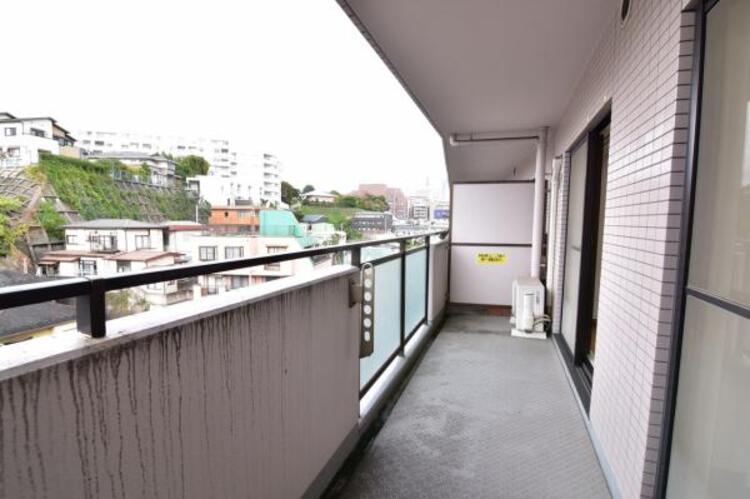 バルコニー 使い易いバルコニー。やわらかな陽射し・心地よい風。どこまでも広がる空の下、限りない開放感を味わえる空間です。 