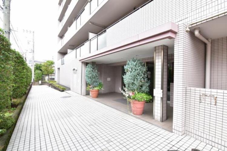 エントランス エントランスは、まさに顔となる場所。シンプルながらも格調高い雰囲気を漂わせて上質な空間。