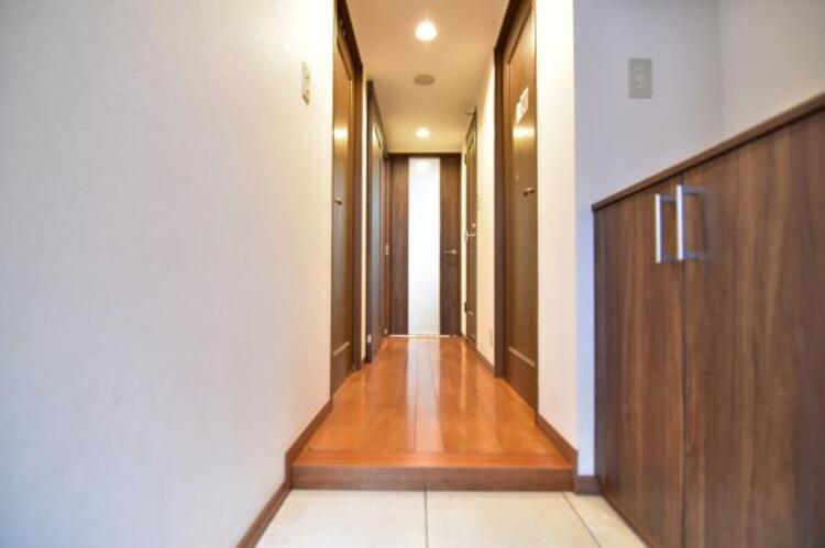 その他 一日の始まりと終わりはこちらの玄関から。今後ご家族の「行ってきます」「ただいま」が行き交う空間となるでしょう。 