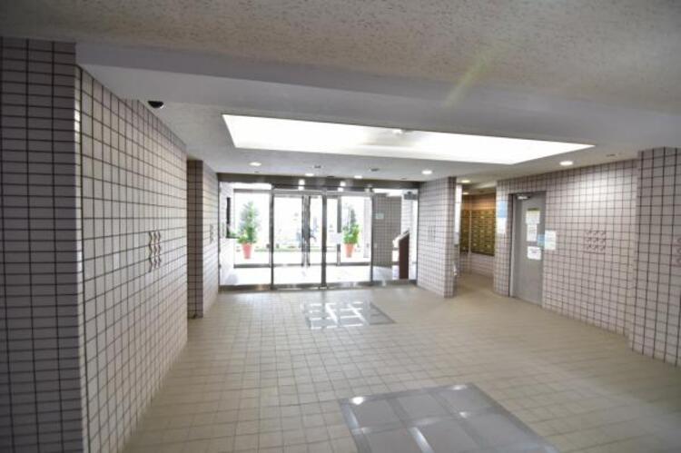 その他 管理が行き届いた清潔感のあるロビー。オートロックや防犯カメラも完備されており、マンションならではの防犯性の高さも住宅選びの大切な要素ですね。 