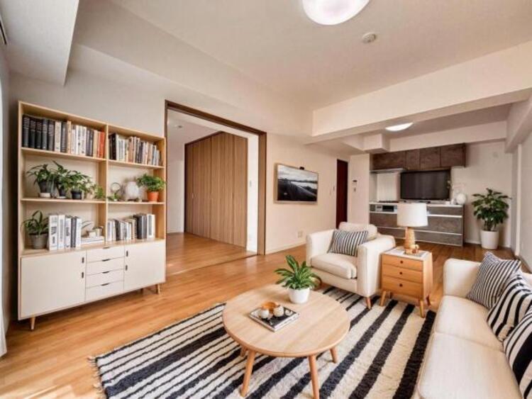 居間 （配置してある家具はCGによるイメージです）くつろげるリビングは話に夢中になりすぎて、ついつい時間を忘れてしまう。そんな束の間の幸せを感じさせてくれる場所です。（2025.9.16撮影）