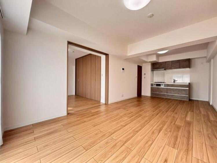 居間 くつろげるリビングは話に夢中になりすぎて、ついつい時間を忘れてしまう。そんな束の間の幸せを感じさせてくれる場所です。（2025.9.16撮影）