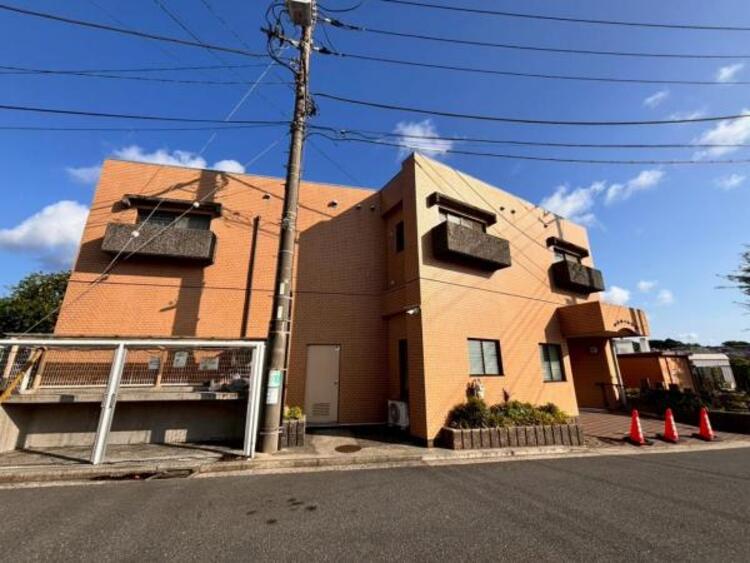 外観 それぞれが思い描く理想の「ライフスタイル」や「ライフステージ」を実現するため、住む人がいつまでも心地良さを感じ続けられる多様な住空間を創造します。（2025.9.16撮影）